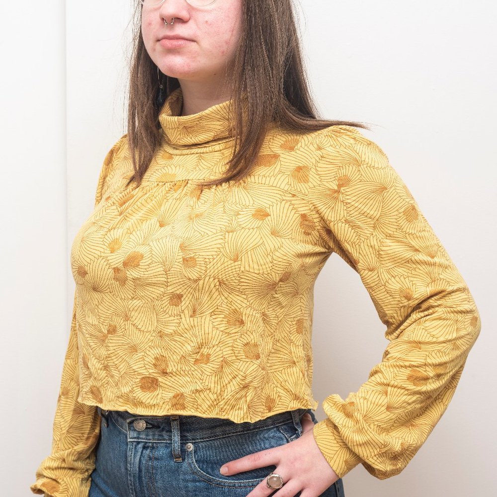 VINTAGE CROPPED DAISY TURTLENECK
